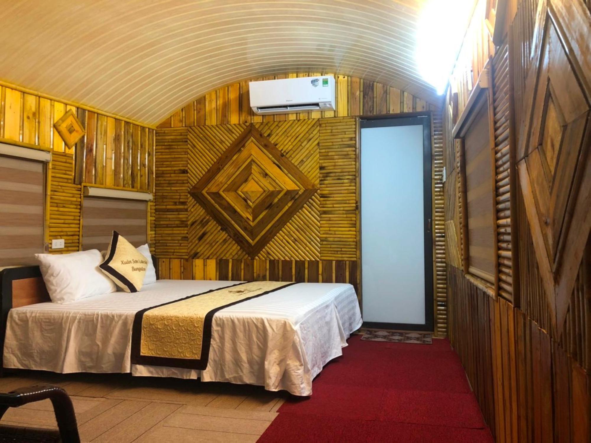 Xuan Son Lakeside Bungalow Нин Бин Екстериор снимка
