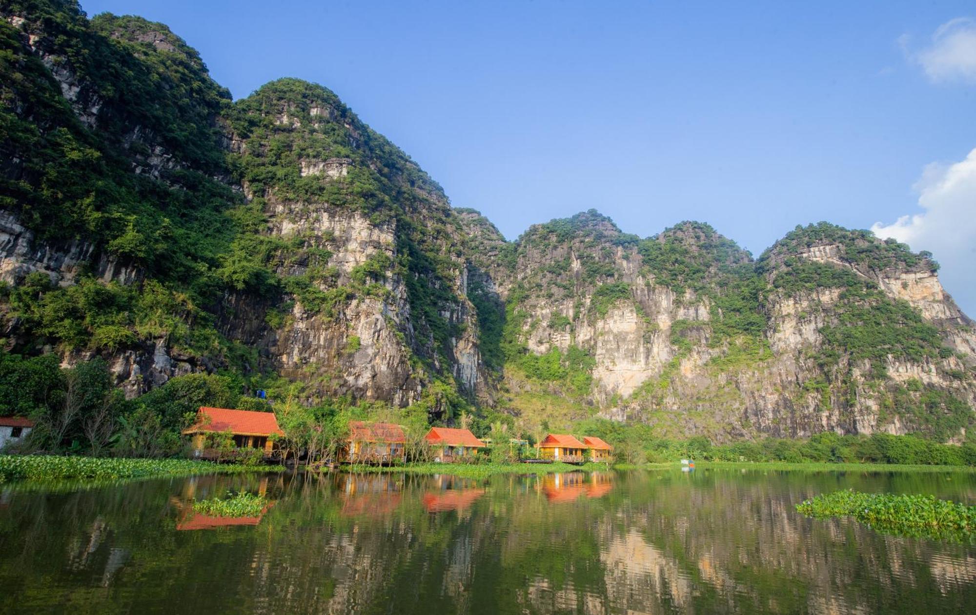 Xuan Son Lakeside Bungalow Нин Бин Екстериор снимка
