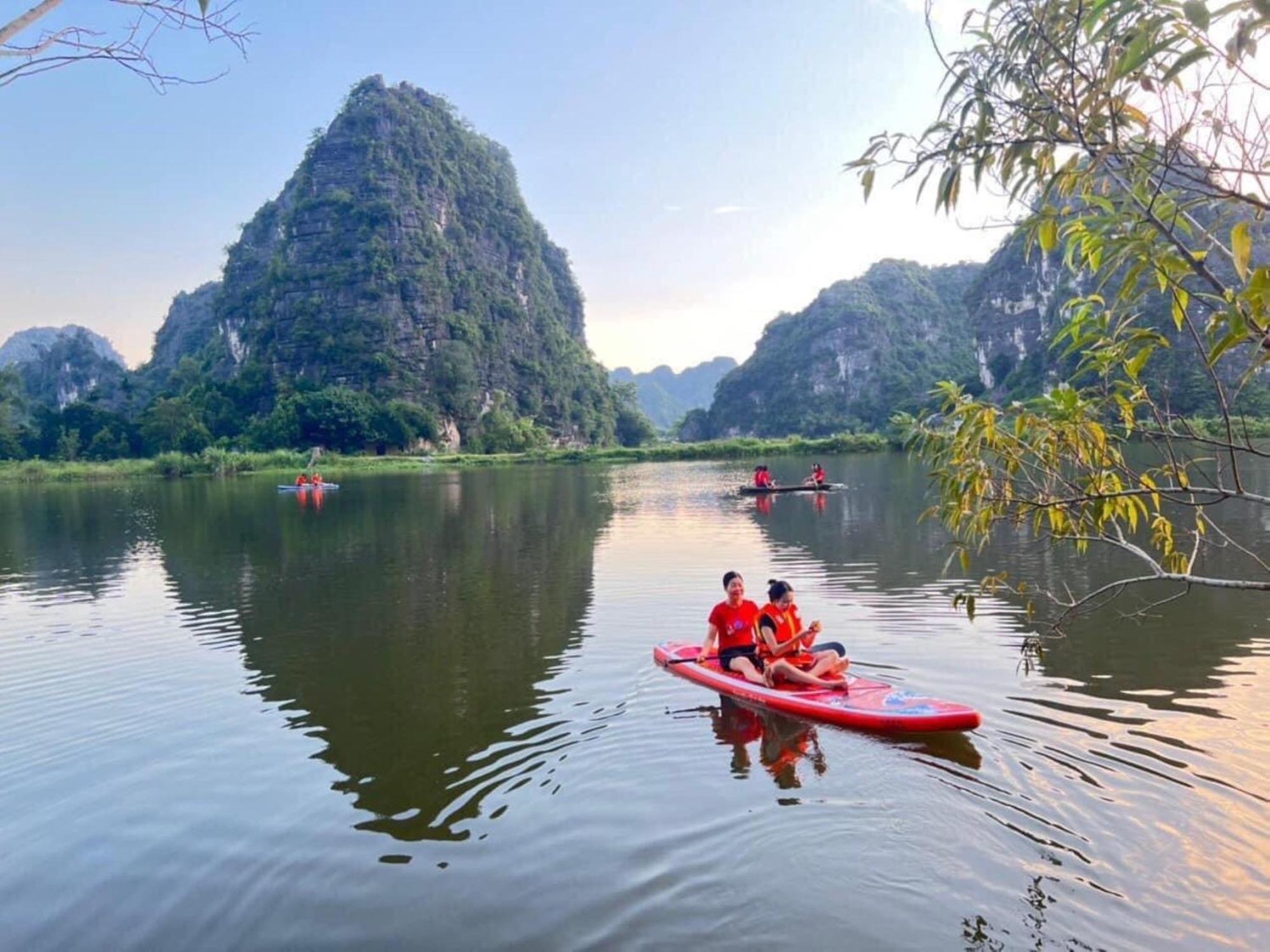Xuan Son Lakeside Bungalow Нин Бин Екстериор снимка