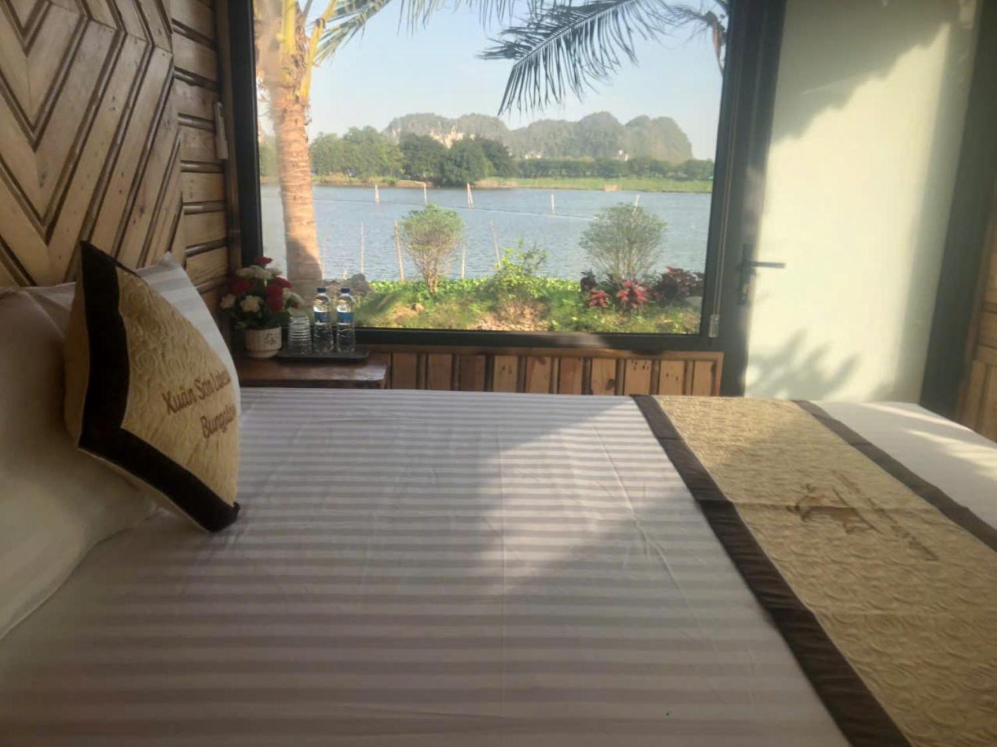 Xuan Son Lakeside Bungalow Нин Бин Екстериор снимка