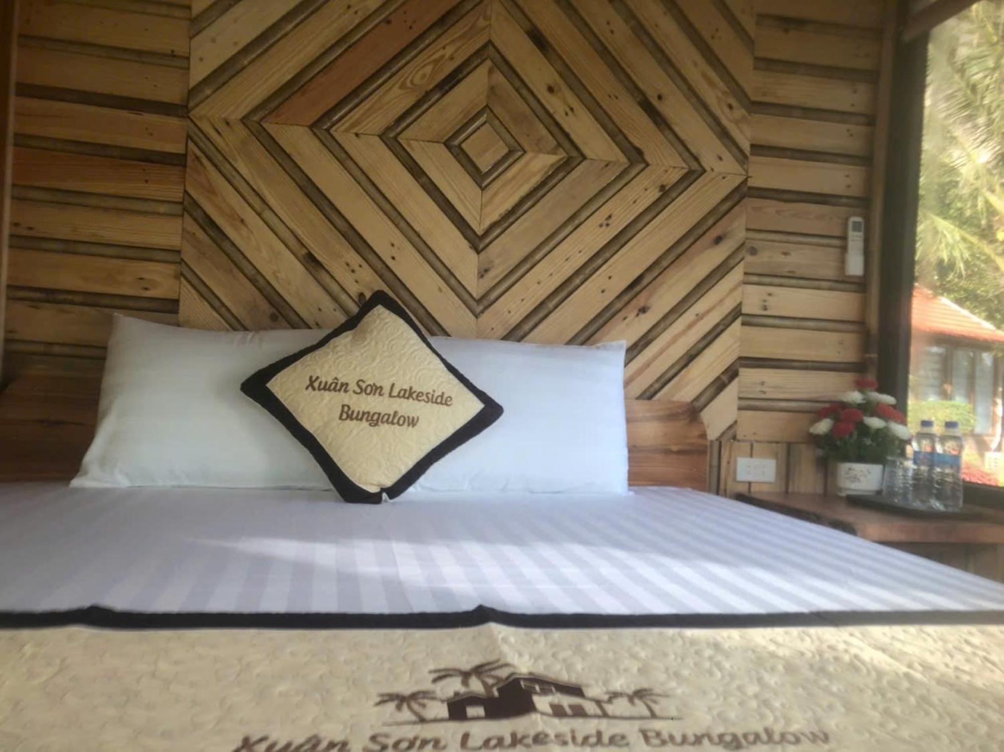 Xuan Son Lakeside Bungalow Нин Бин Екстериор снимка